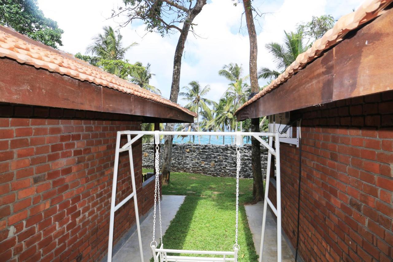 Hotel Click Hiriketiya Dikwella Exterior foto