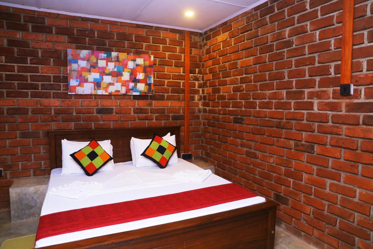 Hotel Click Hiriketiya Dikwella Exterior foto