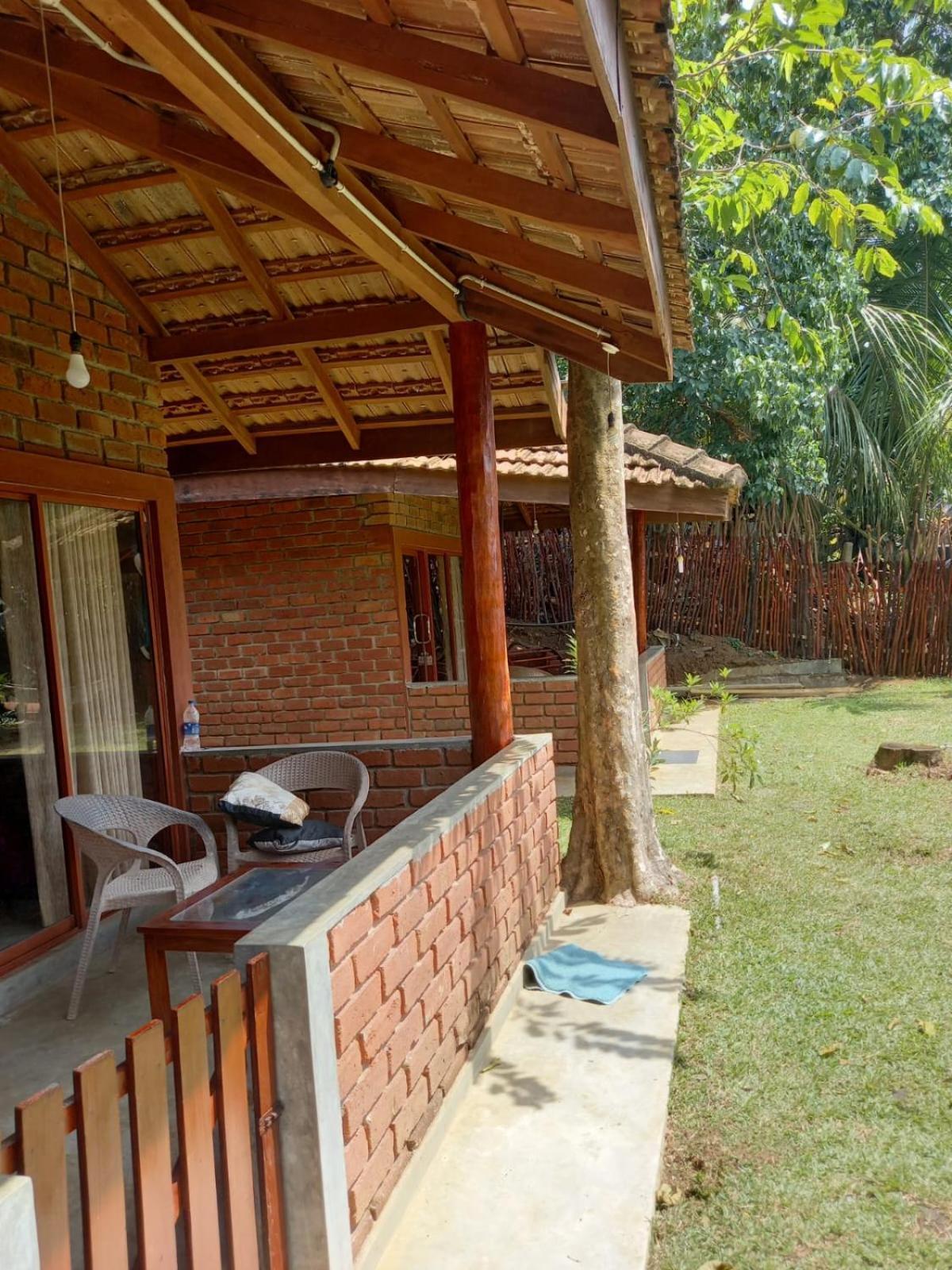 Hotel Click Hiriketiya Dikwella Exterior foto